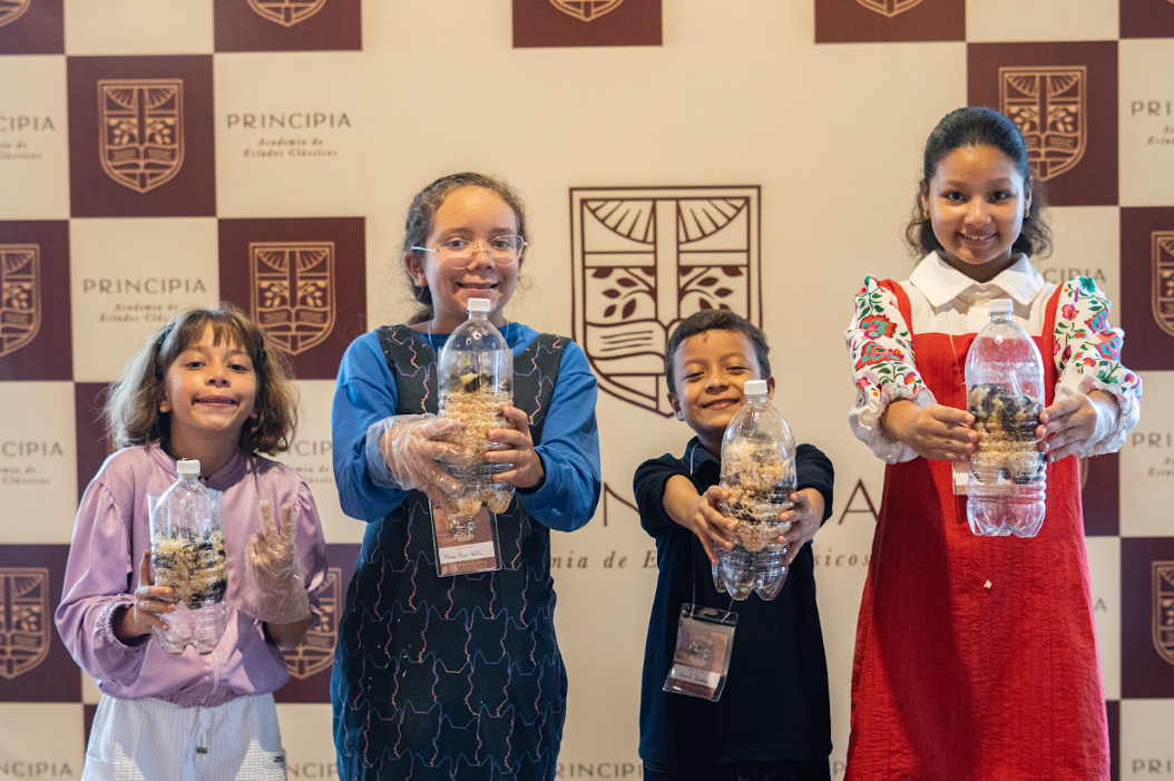 Alunos apresentando experimentos feitos em garrafas