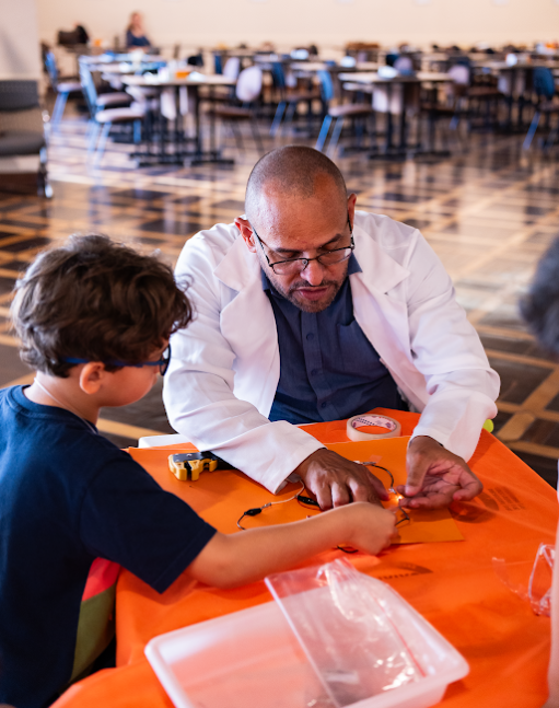 Professor e aluno em um experimento de ciências