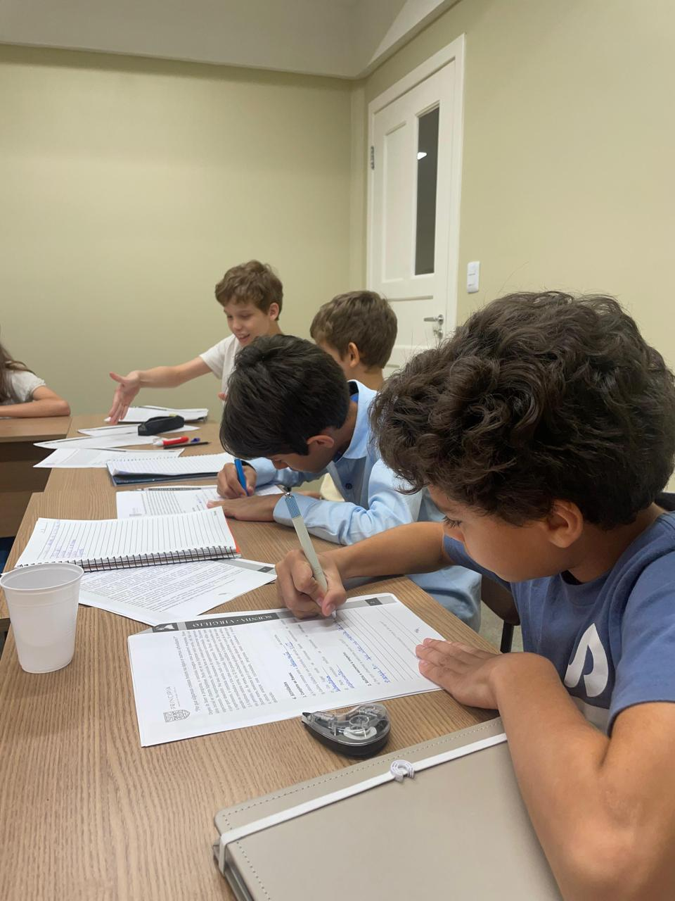 Alunos escrevendo em uma aula de Latim e leitura